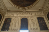 <center>Eglise Saint Théodore. </center>Médaillon avec les cinq plaies, deuxième symbole de l’ordre.