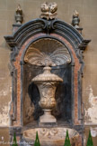 <center>Eglise Saint Théodore. </center>L'ensemble est composé d'un portique à coquille, le fond en cul de four, cintré, dont la clef est surmontée de têtes d'angelots, entourées de pots à feu.