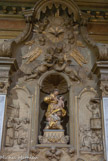 <center>Eglise Saint Théodore. </center>Les deux bas-reliefs témoignent de sa spiritualité et de son éloquence, jointes à la tendresse qu'il portait, comme St François d'Assise, aux animaux.