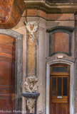 <center>Eglise Saint Théodore. </center>Porte d'entrée de l'église, avec un bénitier de Fossati.