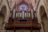 <center>L'église Saint-Michel-Archange </center> En tribune, le grand orgue, construit par Vignolo Père et Fils en 1923, intègre des éléments de l'ancien orgue François Mader (1877) du couvent des bénédictins de la rue d'Aubagne. Il a été restauré en 2005.