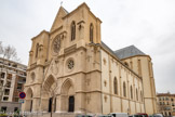 <center>L'église Saint-Michel-Archange </center> Une église dédiée au vocable de Saint Michel apparaît dans une bulle du pape Pascal II, datée de 1114. En 1847, face à l'accroissement de population de ce nouveau quartier de la ville, Mgr Eugène de Mazenod fit ériger une chapelle proche de l'ancien chemin du Camas. Puis une nouvelle église est projetée sur les plans de l'architecte Pierre Marius Berengier. Les travaux débutèrent le 2 novembre 1849. Le 21 avril 1850 Mgr de Mazenod en bénit la première pierre en présence de M. de Chantérac, maire de Marseille. Les travaux furent interrompus à plusieurs reprises par manque de financement.