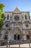 <center>L'église Saint-Michel-Archange </center>  La travée centrale de la façade comporte un portail à gable surmonté d'une rosace. Cette travée est encadrée de deux tours porches. L'église est dotée de quatre cloches, trois d'entre elles ont été installées en 2011 et sont situées dans le clocher (tour de droite).