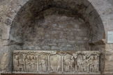 <center>La nef médiévale. </center>Sarcophage dit « des saints Chrysanthe et Darie ». Fin du IVe siècle, décor sur l'une des grandes faces, marbre de Carrare. Ce sarcophage contenait les reliques de saint romain, Chrysanthe et Darie.
Des arbres déterminent des compartiments, leur feuillage formant les arcades. Selon une iconographie bucolique issue de l'Antiquité, deux troncs montrent un serpent enroulé, un escargot gravit un autre (deuxième à gauche), et les branchages sont occupés par des nids et des oiseaux.
Le compartiment central était occupé par une croix (disparue) portant une couronne à lemnisques. Symbole de l'Anastasis, elle était élevée sur le rocher d'où s'écoulent les Quatre fleuves auxquels s'abreuvent deux biches. De part et d'autre de ce trophée, les Princes des Apôtres sont associés, d'abord en tant que témoins de la croix triomphante, puis, dans les arcades suivantes, par des scènes emblématiques : arrestation et décapitation pour Paul, à gauche, et à droite, annonce simultanée du reniement, avec le coq à ses pieds, et du pardon pour Pierre qui, chef de l'Église, enseigne à la militia Christi représentée par un soldat en bonnet de campagne.