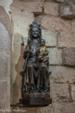 <center>La Chapelle de Notre-Dame-de-Confession.</center>C'est le temps qui a vieilli la statue en bois de noyer sculptée à la fin du XIIe siècle. Notre Dame de la Confession représente Marie, vêtue de vert, portant son Fils. En latin Confiteor veut dire avouer. Son participe passé est confessus. De là vient Confession: on a avoué par des regrets sincères ses péchés, mais également l'endroit où l'on met le corps ou les reliques d'un saint qui a confessé (donc avoué) par son martyr avec amour la foi au Christ. C'est par extension une crypte sous l'autel.