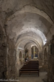 <center>Les travées des cryptes. </center>Vue de l'entrée de la chapelle saint André.