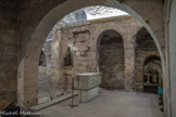 <center>La Chapelle de Notre-Dame-de-Confession.</center>Au XIIIe siècle, le plan basilical fut modifié et réorienté. Pour que la chapelle soit orientée, il fallait la disposer perpendiculaire à l'ensemble du monument paléochrétien. Pour cela on a largement détruit le colatéral droit de l'ancien avant-corps. À sa place, en remplacement des trois arcades et du mur latéral, une grande ouverture (d'où est prise la photo) fut aménagée sous deux arcs successifs. Un autel fut placé dans l'espace central, adossé au collatéral gauche, donc perpendiculairement à celui de d'aujourd'hui. Cet autel était flanqué de deux niches dont une seule, celle de gauche, est conservée. Elle abrite  la statue de la vierge noire, auparavant placé sur l'autel.