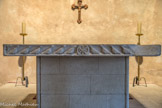 <center>La chapelle du Saint-Sacrement.</center>Table d'autel. Seconde moitié du Ve siècle, marbre blanc. Ce mobilier a été enlevé de la crypte de l'abbaye de Saint-Victor. En 1968, il a été réinstallé à Saint-Victor, sur un support massif moderne. Ce type d'autel à décor sur la tranche a été imité pendant tout le haut Moyen Âge dans le sud-est de la Gaule. Sur cette face, douze colombes réparties par moitié de part et d'autre du monogramme du Christ, sont l'image symbolique des apôtres ou des fidèles. L'origine de la double procession est un palmier, évocation paradisiaque plantée aux angles de la table.