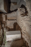 <center>L'accès latéral au vestibule paléochrétien. </center>Nous sommes en-dessous de la tour d'Isarn.