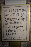<center>L’inscription funéraire de l’évêque d’Aix Lazarus (Ve siècle).</center>Aujourd'hui perdue, l’inscription n’est connue que par le grand érudit provençal Nicolas Peiresc qui la signale en 1626 dans la chapelle Saint-André et en dresse la copie dont un agrandissement est présenté ici.
Son texte latin se traduit ainsi : « Ci-gît de bonne mémoire le pape Lazarus qui a vécu dans la crainte de Dieu plus ou moins soixante et dix ans et s’est endormi dans la paix. » La fin, largement effacée, indiquait la date du décès. Comme l’indique le titre de « pape », qui n’était pas réservé dans l’Antiquité à l’évêque de Rome, Lazarus est un évêque qui avait été placé par la force à la tête de l’Église d’Aix-en-Provence en 408, à la faveur du coup d’état d’un général romain. Après la chute de son protecteur en 411, il s’exile en Palestine puis gagne Marseille en 416, peut-être en compagnie de Jean Cassien qu’il aurait convaincu de l’accompagner. Il se lie avec l’évêque Proculus qu’il assiste en 417 pour ordonner des évêques à la tête de deux bourgades voisines de Marseille, Gargarius (Saint-Jean-de Garguier) et Citharista (Ceyreste ou La Ciotat).