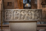 <center>La Chapelle de Notre-Dame-de-Confession.</center>Le sarcophage dit « de Cassien » remployé comme autel. (Ve siècle).
Les plus anciennes descriptions des cryptes, du milieu du XVIIe siècle, signalent que ce sarcophage était réputé contenir les reliques de Jean Cassien ; muni d’un couvercle et supporté par quatre colonnettes, il servait alors d’autel dans la chapelle Saint- Isarn.
Les modestes dimensions de la cuve en marbre, seule conservée, s’expliquent par le fait qu’elle était initialement destinée à accueillir la sépulture d’un enfant que son décor, très original, figure à deux reprises. Dans la niche de gauche, ses parents le présentent en offrande à Dieu : le père a les mains voilées comme il convient pour un don à un très haut personnage ou au Très-Haut lui-même. Au centre, le jeune défunt est figuré dans l’attitude de la prière, tandis que dans les autres niches des personnages tournés vers lui, dans lesquels il faut reconnaître des saints ou des bienheureux, le saluent de la main en signe d’acclamation.
L’œuvre, sans doute attribuable à la première moitié du Ve siècle, est due à un atelier local. Elle conjugue force et sobriété pour exprimer la foi des parents.