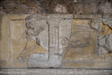 <center>Sarcophage du Christ en gloire.</center>Repoussés dans les compartiments latéraux limités de la scène centrale par des pilastres cannelés, Paul, d'une part,
