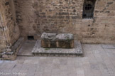 <center>L'abbaye Saint-Victor.</center>Sarcophage du sanctuaire paléochrétien occupé par un cimetière entre Antiquité tardive et Moyen Âge.