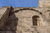 <center>L'abbaye Saint-Victor.</center>Au XIVe siècle, la construction de la salle capitulaire a épargné cette baie romane. Elle devait appartenir au dortoir primitif qui occupait l'étage de l'aile des moines.