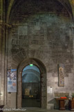 <center>L'abbaye Saint-Victor.</center>Porte d'entrée de l'église, vue de l'intérieur. Au-dessus de cette porte, l'ouverture de la tribune a été obstruée par des pierres à bossages.
