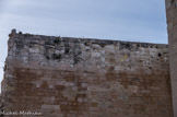 <center>L'abbaye Saint-Victor.</center>Sommet du mur d'enceinte. Trace de mâchicoulis.