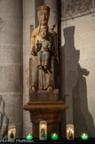 <center>Collatéral nord (à gauche).</center>Notre Dame de le Sagesse. Cette Vierge de Majesté de 1m20, installée à l'entrée de la chapelle du Saint Sacrement, a été réalisée en bois de châtaignier, d'après une Vierge Catalane du XIème siècle appartenant à une collection privée dans le département de l'Aude. Cette sculpture est empreinte de l'austérité romane et de la profondeur théologique des artistes du Moyen-âge qui, transcendant toute prétention esthétique, cherchaient à rendre compte avant tout de la beauté du Mystère qu'ils contemplaient. On a coutume de dénommer les Vierges romanes auxquelles se rattachent cette Vierge, « Trône de la Sagesse ».