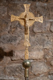 <center>La crypte.</center>Un crucifix.