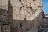 <center>L'abbaye Saint-Victor.</center>La salle capitulaire avec des restes de sa voûte, et la naissance du mur d'enceinte du monastère.