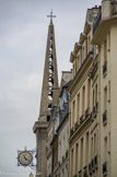 <center>Eglise Saint-Louis-en-l'Île</center>Un campanile s'élevait à la croisée du transept, mais il fut détruit par la foudre en 1740, et remplacé en 1765 par le clocher actuel,  dit «polonais», curieux par sa forme d'obélisque ajouré, destiné à ne pas avoir prise au vent puisque nous sommes dans le cours de la Seine. L'horloge, accrochée comme une enseigne, date de 1741.