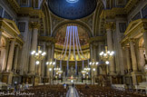 <center>L'église de la Madeleine. </center> L'intérieur forme une cella voûtée en coupoles et éclairée par le haut, des renfoncements forment les chapelles. Les trois travées carrées de la nef sont couvertes de coupoles surbaissées à caissons, qui dispensent un faible éclairage zénithal, comme au Panthéon de Rome. L'unité structurelle tient à la combinaison de deux ordres classiques dont les entablements se développent tout autour du sanctuaire. L'ordre corinthien colossal de la nef s'appuie sur un haut piédestal, qui dissimule une galerie de circulation pour la desserte du sanctuaire. A chaque travée carrée de la nef, Vignon compensa l'absence de bas-côtés et élargit l'effet visuel : entre les colonnes détachées de l'ordre corinthien et sur le même piédestal, il installa un ordre ionique plus petit, à sept travées ; cette colonnade ionique délimite une tribune et forme au centre l'avant-corps d'une chapelle. L'autel y est installé dans l'interruption du piédestal. A chaque chapelle, une statue monumentale se détache sur la niche en cul-de-four pratiquée dans le mur. Le chœur est couvert d'un cul-de-four entièrement peint par Ziegler.