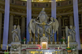 <center>L'église de la Madeleine. </center> Maître-autel : Sainte Madeleine enlevée au ciel, par Marochetti. De chaque côté de l'autel, une immense statue d'ange, un genou en terre, incitant au recueillement avec les mains jointes ou croisées sur la poitrine. Au centre, trois anges à demi-agenouillés portent une sorte de corbeille tressée sur laquelle est agenouillée l'humble Marie-Madeleine, les yeux baissés vers l'autel et les bras écartés comme la Vierge de l'Immaculée Conception. Au dessus des six colonnes ioniques des trois travées et des douze du chœur, la frise dorée est sculptée par Louis-Denis Caillouette de têtes de chérubins et de rosaces auxquelles sont accrochées des guirlandes végétales.