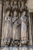 <center>Église Saint-Germain-l'Auxerrois.</center> A gauche, la reine Ultrogothe, le roi Childebert Ier (ou le roi Robert et la reine Constance) et saint Vincent (ou st Landry), les fondateurs de l’église.