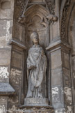 <center>Église Saint-Germain-l'Auxerrois.</center> Statue à gauche du portail.