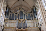 <center>Église Saint-Germain-l'Auxerrois.</center> Il ne reste aucune trace de ce qu'ont été les grandes orgues de la Paroisse royale avant la Révolution. On sait seulement que Louis-Claude Daquin en fut organiste autour de 1738. L'orgue actuel fut transporté en juillet 1791 depuis la Sainte-Chapelle, où il avait été construit vingt ans auparavant par François-Henri Clicquot, dans un buffet dessiné par Pierre-Noël Rousset..