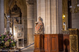 <center>Église Saint-Germain-l'Auxerrois.</center> Saint Germain l'Auxerrois, sculpture en bois polychrome datée du XVe siècle. A droite, ambon de  Philippe Kaepplin, XXe.