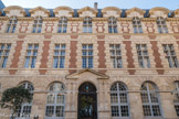 <center>Palais abbatial. </center> Le palais abbatial est toujours visible au 3, rue de l'Abbaye. Restauré dans les années 1970 il abrite désormais la Faculté d'Éducation de l'Institut catholique de Paris et différents centres de formation de l'enseignement catholique. Le palais abbatial situé rue de l'Abbaye fut construit pour le cardinal de Bourbon en 1586, son architecte fut probablement Guillaume Marchant. Par son alternance de brique et de pierre, il constitue l'un des premiers bâtiments qui annoncent l'architecture de Louis XIII. Modifié une première fois par le cardinal Guillaume-Egon de Furstenberg, après l'autorisation du Grand Conseil le 21 août 1698, puis le comte de Clermont en 1737-1741 avec Jacques Hardouin-Mansart de Sagonne, le palais connait une dernière grande intervention avec Roland Simounnet dans les années 1970.
