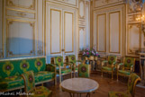 <center>Le salon blanc ou petit salon de la Reine. </center> Le salon blanc, situé à l'emplacement d'un ancien cabinet dit 