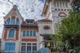 <center>Enghien-les-Bains. </center> La villa « Mon rêve », architecte Émile Thion, au no 43 de la rue de l'Arrivée est typique de la période de 1870 à 1920 : elle possède un traitement polychromique de ses façades, d'inspiration byzantine, « baroque » et presque « art nouveau » et une composition d'ensemble rationnelle.