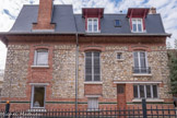 <center>Enghien-les-Bains. </center> La période de 1870 à 1920 marque un renouveau de l'architecture à Enghien. Un éclectisme de styles, une grande variété de matériaux, brique, pierre, meulière, caractérisent les constructions de cette période.
