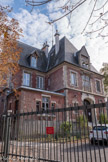 <center>Enghien-les-Bains. </center> Le néogothique voit ses plus beaux exemples sur le rivage nord-ouest du lac avec château d'Enghien et le château Léon, tous deux édifiés en 1845 par l'architecte Pasquier pour Jules Robin, second maire de la commune, et rachetés par Émile de Girardin en 1860. Leur richesse ornementale, inspirée du style Louis XII en appareillage de briques et pierres, est peu commune.