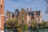 <center>Enghien-les-Bains. </center> Le château Léon, de style néogothique, possède des gargouilles, des gâbles en accolades, etc., autrefois réservés aux édifices religieux. Les deux édifices sont actuellement intégrés aux constructions du lycée d'Enghien. L'établissement a été fondé en octobre 1946, à l'initiative de Gustave Monod, en tant que lycée expérimental, annexe du lycée Claude-Bernard de Paris. Agrégé de philosophie, ancien directeur de cabinet du ministre de l'Éducation nationale, ancien inspecteur général et chargé de la Direction de l'enseignement du second degré au ministère après la Seconde Guerre mondiale, Gustave Monod entendait rompre avec les méthodes d'enseignement qui avaient prévalu jusqu'alors et lança les « classes nouvelles de la Libération ». L'établissement est devenu un lycée classique à partir de 1979.