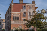 <center>Enghien-les-Bains. </center> La place Mistinguett, à la gare d'Enghien : une fausse façade peinte en un trompe-l'œil saisissant par Dominique Antony.