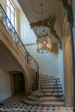 <center>Le château d’Asnières. </center>A l'arrière de la salle à manger se trouve le grand escalier, qui était à l'origine directement accessible depuis le vestibule d'entrée du château et donnait accès aux caves et aux appartements de la Marquise au premier étage. L'escalier développe des volées à retours en épingle à cheveux séparées par deux petits repos intermédiaires.