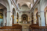 <center>L'église d’Asnières. </center> Elle est constituée à l'origine d'un choeur, d'une nef de 3 travées flanquée de deux collatéraux. De 1929 à 1932, l'architecte Bourdeau prolonge la nef d'une travée et construit la façade occidentale, puis ajoute deux bas-côtés. Autel à la romaine avec une niche grillagée au centre de chacune des deux faces principales ménagée pour voir la pierre centrale surmontant les reliques, XVIIIe.