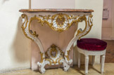 <center>L'église d’Asnières. </center> Table en chêne, taillé, décor dans la masse, peint, doré, sur apprêt, marbre veiné (beige).