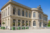 <center>Le château d’Asnières. </center>À la fin du XVIIe siècle le chanoine Lemoine construit un gros manoir et rebâtit l'église. Un nouveau château, élevé au milieu du XVIIIème siècle pour le marquis de Voyer d'Argenson, est l'un des plus parfaits exemples du style rocaille en France, témoin du goût raffiné de son commanditaire, proche de la cour. Sa réussite est due à la collaboration des meilleurs artistes du temps, au premier rang desquels l'architecte Jacques Hardouin-Mansart de Sagonne et l'ornemaniste Nicolas Pineau.