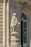 <center>Le château d’Asnières. </center>Vénus armant de flèches l'Amour. Les deux groupes sculptés du rez-de-chaussée sont des copies moulées d'après les originaux qui sont aujourd'hui présentés aux États-Unis (Newport, Rhode Island), sur la façade de la demeure The Elms (Les Ormes) construite entre 1899 et 1901, et dont le nom est tiré d'une autre propriété de la famille d'Argenson, le château des Ormes dans la Vienne. Les moulages ont été réalisés par Michel Bourbon, également auteur des moulages des chevaux de Marly.