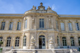 <center>Le château d’Asnières. </center>Le château formait à l'origine un plan en L avec une façade principale sur cour et une façade donnant sur les jardins, qui seule subsiste aujourd'hui. Chacune était rythmée d'un avant-corps central en demi-cercle. L'élévation présente deux étages avec des baies en plein cintre au rez-de-chaussée et des baies à arc surbaissé à l'étage décorées de mascarons figurant des personnages mythologiques. L'avant-corps est orné au rez-de-chaussée de deux groupes sculptés réalisés par Guillaume II Coustou, illustrant Apollon ceint de lauriers et Vénus armant de flèches l'Amour. A l'étage, entre des pilastres de style corinthien sont disposés des bustes. Un médaillon à l'effigie du roi Louis XV est placé entre deux trophées d'armes rappelant les actions militaires du Marquis. Les lignes courbes (fenêtres, avant-corps...) et la décoration emplie de sobriété de la façade font du château d'Asnières un bâtiment caractéristique de la période finale de l'architecture rocaille.
