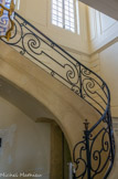 <center>Le château d’Asnières. </center>La rampe en fer forgé est identique à celle présente lors de la création du château par Jacques Hardouin-Mansart de Sagonne. Alors qu'à l'étage la cage de l'escalier devient semi-circulaire, elle reste rectangulaire au rez-de-chaussée. Cela s'explique sans doute par la destruction de l'aile nord du château qui a eu des répercussions sur les parties intérieures.