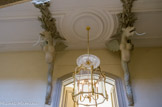 <center>Le château d’Asnières. </center>Semblant supporter le palier supérieur, deux chimères en console, de facture très naïves, se mêlent à un décor de palmes en plâtre. Ces éléments décoratifs très disparates ont sans doute été apportés ici au cours des remises en état du XIX' siècle. Ces pastiches masquent en réalité des consoles de fer essayant de parer le dévers du palier.