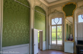 <center>Le château d’Asnières. </center>Nicolas Pineau (1684-1754). Ornemaniste et sculpteur, il compte parmi les plus grands créateurs de décors du XVIIIe siècle. Maître du style Rocaille, de nombreux hôtels parisiens possèdent des lambris dus à son talent et la galerie d'Asnières est un témoignage de sa virtuosité. Œuvres majeures : 1716 – 1726 : Peterhof (Saint-Pétersbourg). 1732 : hôtel de Matignon Paris. 1735 : hôtel de Varengeville Paris.