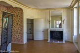<center>Le château d’Asnières. </center>Chambre du marquis. Marc-René de Voyer d'Argenson est issu d'une illustre famille de l'aristocratie française. Son grand-père fut Garde des Sceaux et président du Conseil des Finances sous la régence, son père ministre de la Guerre de Louis XV. Il se dirige très vite vers une carrière militaire, se distinguant lors de la bataille de Fontenoy (1745) lors de la guerre de succession d'Autriche. En 1752, il est nommé directeur des Haras Royaux, lieutenant général des armées du Roi et gouverneur du château de Vincennes. S'installant en 1750 à Asnières, il y fait bâtir son château ainsi que l'entrepôt général des Haras mais doit très vite retourner en campagne. Il pourra ainsi exposer dans sa demeure sa riche collection d'œuvres d'art en tout genre. En 1757, Madame de Pompadour, favorite de Louis XV, obtient la disgrâce de Marc Pierre de Voyer d'Argenson, père du Marquis, entraînant son fils avec lui. Il quittera alors le château pour se réfugier à l'hôtel de la chancellerie d'Orléans à Paris
