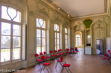 <center>Le château d’Asnières. </center>La galerie abritait la collection de peintures du Marquis regroupant des grands maîtres flamands et italiens des XVIe et XVIIe siècles (Rubens, Van Dyck, Bruegel, Le Lorrain...). Elle présentait également une importante collection de porcelaines, des marbres antiques et des bronzes, du mobilier en marqueterie de Boulle formant ainsi un véritable cabinet d'amateur fourni H d'œuvres de toutes sortes. La décoration (cheminée et lambris), marqué par des guirlandes de fleurs, est l'œuvre de Nicolas Pineau, dans le style rocaille en vogue sous le règne de Louis XV. Les deux consoles en chêne sculpté avec montant ajouré à décor de branchages et de feuillages arborent le même style. Le parquet reprend le motif des parquets à panneaux Versailles. Cette pièce illustre le goût des arts développés par l'aristocratie française au XVIIIe siècle, à l'origine de la création de grandes collections. La galerie devient alors pièce d'apparat ; le lieu de l'exposition des tableaux collectionnés et à travers eux de leurs propriétaires devenant « grand ami des arts et du luxe ».