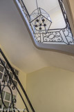 <center>Le château d’Asnières. </center>Un second escalier à l'arrière de la galerie relie le rez-de-chaussée aux chambres des étages, ouvrant, contrairement au grand escalier, sur tous les niveaux dont l'entresol.