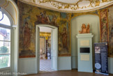 <center>Le château d’Asnières. </center>Le Grand Salon, également appelé Salon Ovale, tenait le rôle de salle pour les réceptions données au château. Il ouvrait ainsi sur les jardins à la française qui proposaient une perspective jusqu'à la Seine. À l'origine, la pièce disposait d'un décor de boiseries sculptées et dorées de style Rocaille ainsi que d'une cheminée en marbre garnie de bronzes dorés. L'ensemble est aujourd'hui remonté à Cliveden House, située à Taplow près de Londres. Les murs étaient ornés de lambris et de consoles dorés, de miroirs dans les niches. Ils étaient surmontés d'une corniche dorée décorée d'enfants occupés à la chasse et à la pêche et par six camaïeux peints par Jean-Baptiste Pierre. Deux dessus de portes, peints également par Pierre, représentaient Léda et Io. Aujourd'hui, seules subsistent les arrière-voussures des baies et la corniche avec sa forme ondulante, ainsi que le parquet à panneaux Versailles remanié au XIX- siècle.